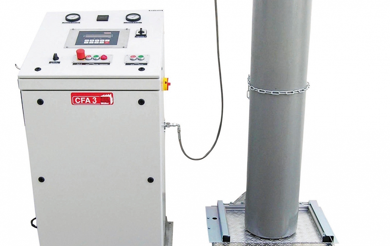 Filling station with digital floor scales for CO2 extinguishers